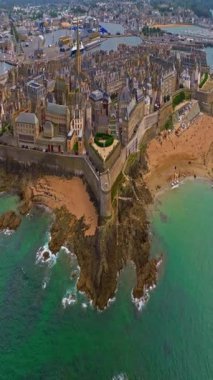  Gün batımında Fransa 'daki Atlantik Okyanusu' nun inanılmaz kayalık kıyılarının havadan görüntüsü. Bretagne 'ın fotoğrafını çekiyorum. Kuzey Brittany 'de kayaların üzerinden uçan ve onlara çarpan bir dron..