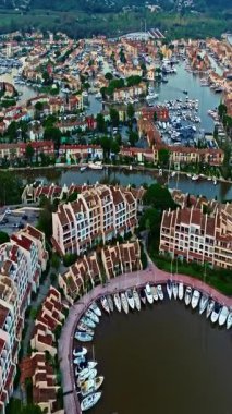  Fransa 'nın güneydoğusundaki Port Grimaud, Provence Alpes Cote Azur bölgesinin hava görüntüsü. Fransız Rivierası 'ndaki güzel marina. Grimaud Limanı 'ndaki renkli evler ve tekneler.
