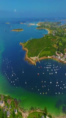  Fransa kıyılarının güzel bir manzarası. Saint Pabu 'nun kuzey Finistere Fransa' sında gün batımında güzel bir plaj manzarası. Brittany kıyı şeridi. Suyun turkuaz rengi.