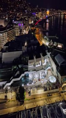  Cannes 'da kumsal manzaralı ve geceleri lüks binalar olan bir hava videosu. Cannes 'da prestijli bir gece hayatı. Cote Azur, Fransız Rivierası 'ndaki en renkli mekanlarıyla tanınan Cannes..