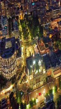  Aydınlatılmış şehir binalarının havadan çekim görüntüleri. Monte Carlo, Monaco 'daki yerleşim şehrindeki aydınlık gökdelenin hava manzarası..