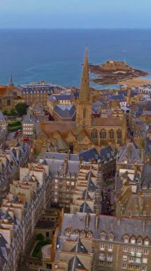  Saint Malo 'nun havadan görünüşü, Brittany France. Sahil şeridini kaplayan tarihi Saint Malo binaları. İnsansız hava aracı şehrin ve ortaçağ kalesinin üzerinde uçuyor. Katedral çan kulesi olan Saint-Malo eski şehri.