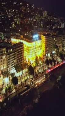  Cannes 'da kumsal manzaralı ve geceleri lüks binalar olan bir hava videosu. Cannes 'da prestijli bir gece hayatı. Cote Azur, Fransız Rivierası 'ndaki en renkli mekanlarıyla tanınan Cannes..