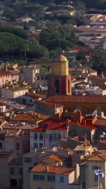  Saint Tropez 'in Fransız Riviera de Cote dAzur üzerindeki hava manzarası. Günbatımında Avrupa 'nın manzara manzarası, Provence. Ünlü marina ve Akdeniz 'de bir sürü yat ve yelkenli..