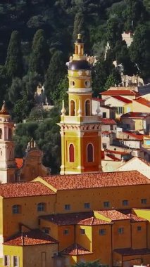  Menton, Fransa 'nın havadan görünüşü. Yazın renkli Menton kasabası, tarihi binalar ve gün batımında güzel plajlar. Tarihi kilisenin ve renkli çatıların hava görüntüleri..