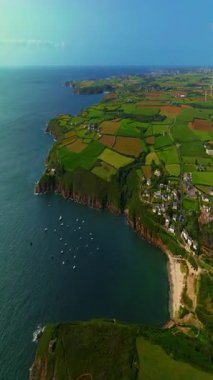  Güzel deniz manzarası, güzel kayalık kıyı, Fransa 'daki insansız hava aracı manzarası. Mavi okyanustaki kayaların üzerinden uçan dalgaların görüntüsü. Okyanus dalgaları çok güzel bir kumsal manzarası var..