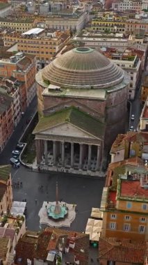  Roma, İtalya 'daki Pantheon cephesi, antik ebedi tapınağa inen havadan. Roma 'nın çatılarının havadan görünüşü. Dünyanın her yerinden kepçelerle en çok ziyaret edilen yerlerden biri..