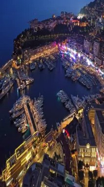  Aydınlatılmış şehir binalarının havadan çekim görüntüleri. Monte Carlo, Monaco 'daki yerleşim şehrindeki aydınlık gökdelenin hava manzarası..