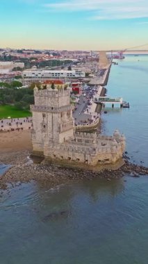  Lizbon 'daki Belem Kulesi' nin hava görüntüsü. Ortaçağ binası, turistik dönüm noktası. Lizbon, Portekiz.