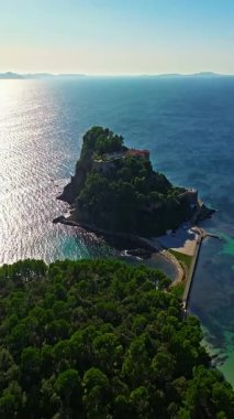  Akdeniz 'den Bregancon Kalesi' nin gün batımının hava manzarası. Kalenin yakınına bir yat demir atmış..