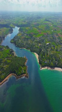  Fransa kıyılarının güzel bir manzarası. Saint Pabu 'nun kuzey Finistere Fransa' sında gün batımında güzel bir plaj manzarası. Brittany kıyı şeridi. Suyun turkuaz rengi.
