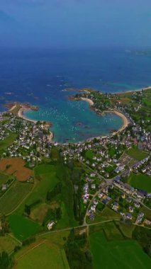  Gün batımında Fransa 'daki Atlantik Okyanusu' nun inanılmaz kayalık kıyılarının havadan görüntüsü. Bretagne 'ın fotoğrafını çekiyorum. Kuzey Brittany 'de kayaların üzerinden uçan ve onlara çarpan bir dron..