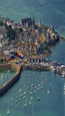  Roscoff şehir manzarası, Roscoff iskelesinin arka planında Fransa 'nın kuzeybatısında. Atlantik kıyısında gün batımında Roscoff 'ta resimli balıkçılık ve turist kasabası.