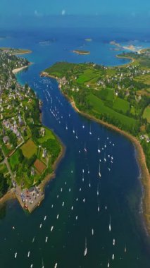  Fransa kıyılarının güzel bir manzarası. Saint Pabu 'nun kuzey Finistere Fransa' sında gün batımında güzel bir plaj manzarası. Brittany kıyı şeridi. Suyun turkuaz rengi.