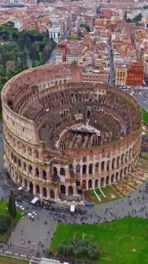 Roma, İtalya - 08.08.2025: Roma Kolezyumu kalıntıları. Kolezyumun hava görüntüsü.