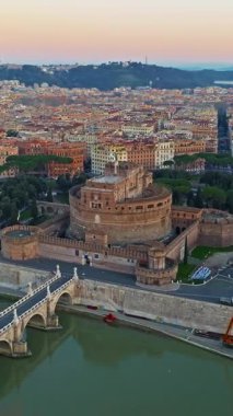  Castel Saint Angel ve Ponte 'nin hava görüntüsü veya Tiber, Roma, İtalya' da heykeller ile SantAngelo köprüsü.