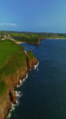  Güzel deniz manzarası, güzel kayalık kıyı, Fransa 'daki insansız hava aracı manzarası. Mavi okyanustaki kayaların üzerinden uçan dalgaların görüntüsü. Okyanus dalgaları çok güzel bir kumsal manzarası var..