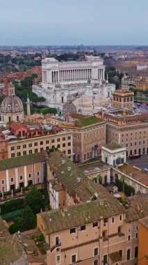  Ulusal Victor Emmanuel Anıtı 'nın Roma şehrindeki hava manzarası. Piazza Venezia 'daki Altare della Patria' nın çekimini yapıyorum. Roma 'nın tarihi merkezinin ünlü ikonik anıtı.