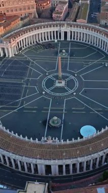  Vatikan şehrinin Roma, İtalya 'daki hava görüntüleri. Vatikan 'daki Aziz Peter Bazilikası' nın insansız hava aracı görüntüsü. Roma, İtalya. Tüm dindar insanlar için turistik bir cazibe..