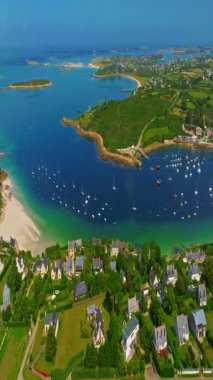  Fransa kıyılarının güzel bir manzarası. Saint Pabu 'nun kuzey Finistere Fransa' sında gün batımında güzel bir plaj manzarası. Brittany kıyı şeridi. Suyun turkuaz rengi.