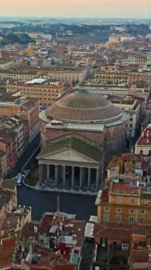  Roma, İtalya 'daki Pantheon cephesi, antik ebedi tapınağa inen havadan. Roma 'nın çatılarının havadan görünüşü. Dünyanın her yerinden kepçelerle en çok ziyaret edilen yerlerden biri..