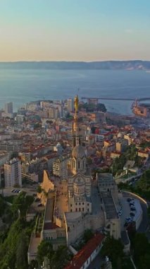  Birçok tekne ve yat şehir limanına park edilmiştir. Sabah güneşinde Marsilya limanının havadan görüntüsü. Fransa 'nın güneyindeki Marsilya' nın insansız hava aracı görüntüsü.