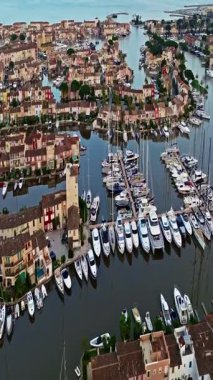  Fransa 'nın güneydoğusundaki Port Grimaud, Provence Alpes Cote Azur bölgesinin hava görüntüsü. Fransız Rivierası 'ndaki güzel marina. Grimaud Limanı 'ndaki renkli evler ve tekneler.
