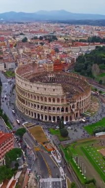 Roma, İtalya - 08.08.2025: Roma Kolezyumu kalıntıları. Kolezyumun hava görüntüsü.