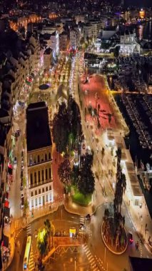  Cannes 'da kumsal manzaralı ve geceleri lüks binalar olan bir hava videosu. Cannes 'da prestijli bir gece hayatı. Cote Azur, Fransız Rivierası 'ndaki en renkli mekanlarıyla tanınan Cannes..