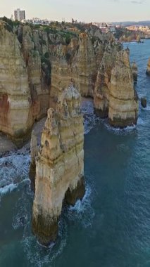  Lagos, Algarve, Portekiz 'deki Camilo plajının hava manzarası..