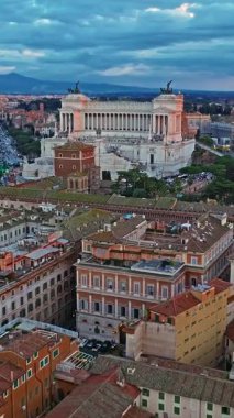  Ulusal Victor Emmanuel Anıtı 'nın Roma şehrindeki hava manzarası. Piazza Venezia 'daki Altare della Patria' nın çekimini yapıyorum. Roma 'nın tarihi merkezinin ünlü ikonik anıtı.