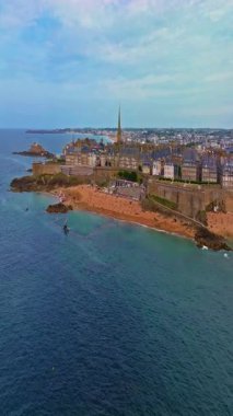  Saint Malo 'nun havadan görünüşü, Brittany France. Sahil şeridini kaplayan tarihi Saint Malo binaları. İnsansız hava aracı şehrin ve ortaçağ kalesinin üzerinde uçuyor. Katedral çan kulesi olan Saint-Malo eski şehri.