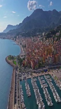  Menton, Fransa 'nın havadan görünüşü. Yazın renkli Menton kasabası, tarihi binalar ve gün batımında güzel plajlar. Tarihi kilisenin ve renkli çatıların hava görüntüleri..