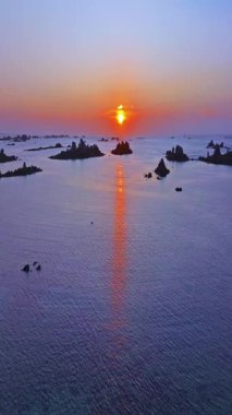  Gün batımında Fransa 'daki Atlantik Okyanusu' nun inanılmaz kayalık kıyılarının havadan görüntüsü. Bretagne 'ın fotoğrafını çekiyorum. Kuzey Brittany 'de kayaların üzerinden uçan ve onlara çarpan bir dron..