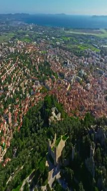  Gök mavisi sahildeki Var departmanındaki Hyeres şehrinin tarihi merkezinin havadan görünüşü ve evleri.