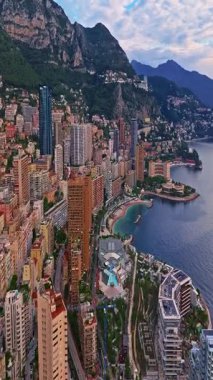  Monako şehir merkezinin havadan görünüşü. Monako Körfezi, Palais Princier de Monaco ve Monte Carlo 'nun lüks apartmanlarında lüks yatlar sergileniyor..