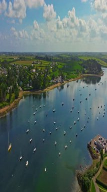  Fransa kıyılarının güzel bir manzarası. Saint Pabu 'nun kuzey Finistere Fransa' sında gün batımında güzel bir plaj manzarası. Brittany kıyı şeridi. Suyun turkuaz rengi.
