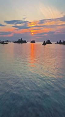  Gün batımında Fransa 'daki Atlantik Okyanusu' nun inanılmaz kayalık kıyılarının havadan görüntüsü. Bretagne 'ın fotoğrafını çekiyorum. Kuzey Brittany 'de kayaların üzerinden uçan ve onlara çarpan bir dron..