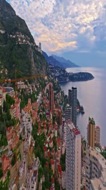  Monako şehir merkezinin havadan görünüşü. Monako Körfezi, Palais Princier de Monaco ve Monte Carlo 'nun lüks apartmanlarında lüks yatlar sergileniyor..