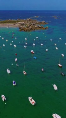  Gün batımında Fransa 'daki Atlantik Okyanusu' nun inanılmaz kayalık kıyılarının havadan görüntüsü. Bretagne 'ın fotoğrafını çekiyorum. Kuzey Brittany 'de kayaların üzerinden uçan ve onlara çarpan bir dron..