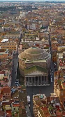  Roma, İtalya 'daki Pantheon cephesi, antik ebedi tapınağa inen havadan. Roma 'nın çatılarının havadan görünüşü. Dünyanın her yerinden kepçelerle en çok ziyaret edilen yerlerden biri..