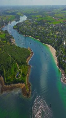  Fransa kıyılarının güzel bir manzarası. Saint Pabu 'nun kuzey Finistere Fransa' sında gün batımında güzel bir plaj manzarası. Brittany kıyı şeridi. Suyun turkuaz rengi.