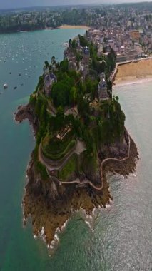  Brittany 'deki Douarnenez limanında hava manzarası. Yatları ve tekneleri olan sessiz bir balıkçı teknesi, Brittany, Fransa.