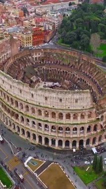 Roma, İtalya - 08.08.2025: Roma Kolezyumu kalıntıları. Kolezyumun hava görüntüsü.