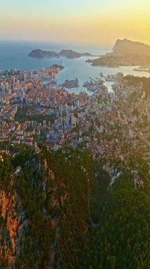  Güney Fransa 'nın Akdeniz kıyısındaki liman şehrinin havadan görüntüsü. Toulon 'un renkli evleri olan Marina Limanı' ndaki gemi ve tekneli havadan görüntüsü. Güzel binalar ve renkli evler.