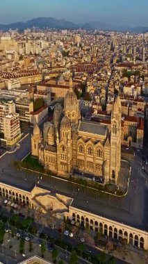  Birçok tekne ve yat şehir limanına park edilmiştir. Sabah güneşinde Marsilya limanının havadan görüntüsü. Fransa 'nın güneyindeki Marsilya' nın insansız hava aracı görüntüsü.