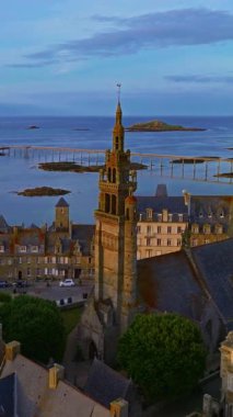  Roscoff şehir manzarası, Roscoff iskelesinin arka planında Fransa 'nın kuzeybatısında. Atlantik kıyısında gün batımında Roscoff 'ta resimli balıkçılık ve turist kasabası.