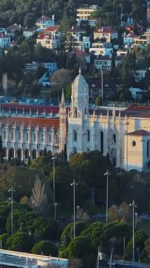 Lizbon 'daki Jeronimos Manastırı' nın havadan görünüşü. Güneşli günde Lizbon 'da manzara, Portekiz. 
