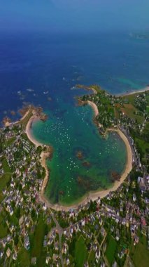  Gün batımında Fransa 'daki Atlantik Okyanusu' nun inanılmaz kayalık kıyılarının havadan görüntüsü. Bretagne 'ın fotoğrafını çekiyorum. Kuzey Brittany 'de kayaların üzerinden uçan ve onlara çarpan bir dron..