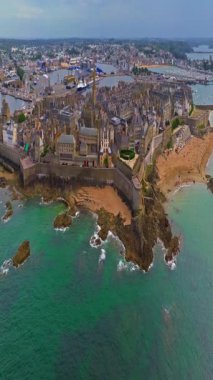  Gün batımında Fransa 'daki Atlantik Okyanusu' nun inanılmaz kayalık kıyılarının havadan görüntüsü. Bretagne 'ın fotoğrafını çekiyorum. Kuzey Brittany 'de kayaların üzerinden uçan ve onlara çarpan bir dron..